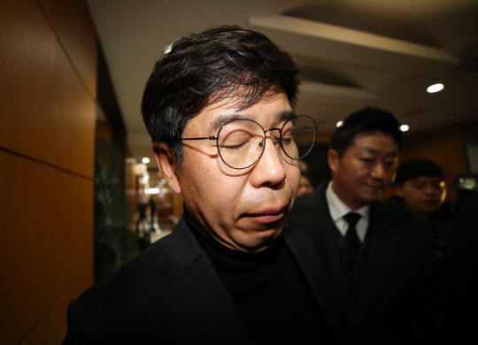 백원우 전 청와대 민정비서관이 3일 오전 서울 서초구 서울성모병원 장례식장에 마련된 전 청와대 민정비서관실 특별감찰반 수사관의 빈소를 조문한 뒤 굳은 표정으로 나오고 있다.   사진=연합뉴스